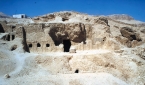 테베에서 나일강 건너 세이크 압델 엘-쿠르나(Sheikh Abd el-Qurna)에 있는 세넨무트를 위해 건설된 최초의 묘지