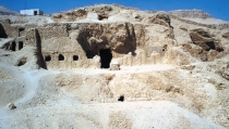 테베에서 나일강 건너 세이크 압델 엘-쿠르나(Sheikh Abd el-Qurna)에 있는 세넨무트를 위해 건설된 최초의 묘지