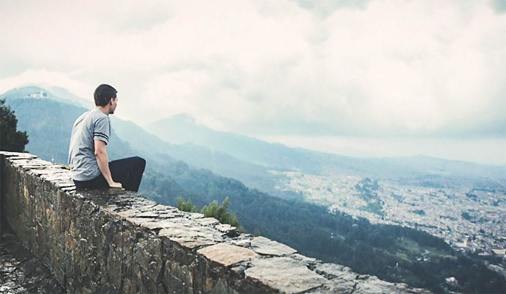 멀리 바라보는 사람
