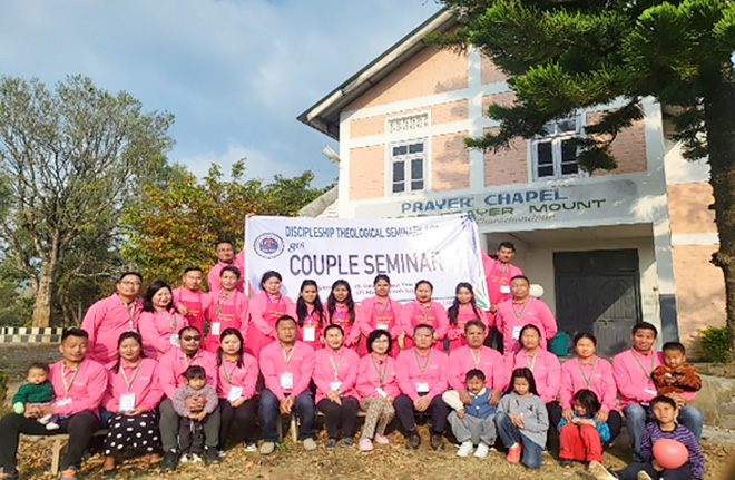 과거 진행된 현지인 부부 세미나에서 단체 기념사진을 촬영하고 있다.