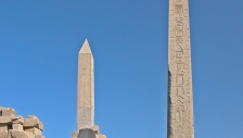 투트모세 Ⅰ세의 초기 오벨리스크가 왼쪽에 있다. 높이가 높은 오벨리스크는 그의 세드 축제에서 명예를 위해 핫셉수트가 세운 석조 구조물 한 쌍 중 하나이다.