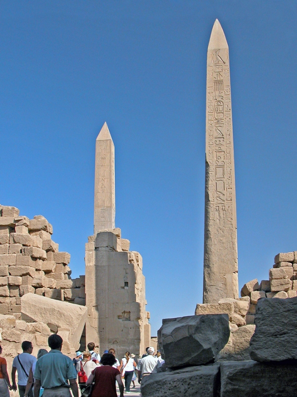 투트모세 Ⅰ세의 초기 오벨리스크가 왼쪽에 있다. 높이가 높은 오벨리스크는 그의 세드 축제에서 명예를 위해 핫셉수트가 세운 석조 구조물 한 쌍 중 하나이다.