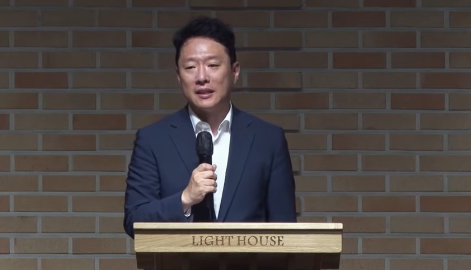지난 9일 데이비드 차 목사가 라이트하우스 목요집회에서 입장을 밝히고 있다.
