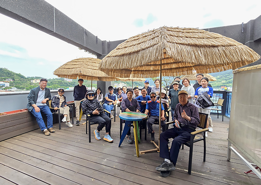 어버이날에 목회자 위로회에서 그리스도의교회협의회 충북지방회 임원들과 자녀들이 기념사진을 촬영하고 있다.