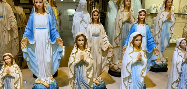 가톨릭교회 내 비성경적 내용으로 가장 대표적인 것은 마리아의 신격화와 우상화 문제다.