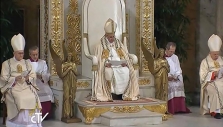 교황이 앉은 크고 흰 보좌는 계시록 20장 11절의 하나님의 보좌를 모방했다. 좌우의 천사형상은 이사야 37장 16절의 ‘그룹’, 즉 천사를 모방했다. 교황이 하나님의 자리를 대신하였음을 상징한다.