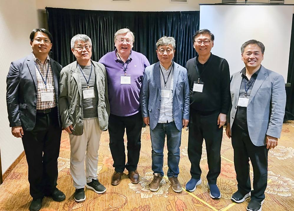 린제이 브라운 목사(왼쪽에서 세 번째)가 KWMA 사무총장 강대흥 목사(오른쪽에서 세 번째), 두란노해외선교회(TIM) 본부장 한충희 목사(오른쪽에서 두 번째), 독일 프랑크푸르트에서 선교사로 섬기고 있는 이성춘 목사(왼쪽에서 두 번째), KWMA 협동총무 노성천 목사(맨 오른쪽), 제4차 로잔대회 한국준비위원회 프레스본부장 박주용 목사(대구동신교회 선교디