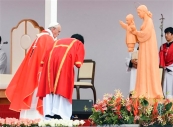 2014년 8월 광화문 시복식에 참석한 교황 프란치스코