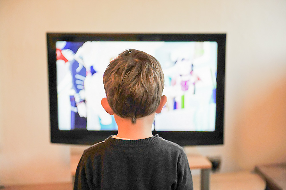디지털 기기는 디지털 치매, 유사 자폐, 인터넷, 스마트폰 중독의 직접적인 요인이 되고 있으며, ADHD, 언어발달장애를 유발하거나 악화시키는 요인으로 작용한다. 이러한 현상은 특히 어릴 때부터 TV나 비디오 등 영상물 미디어에 많이 노출될 때 발생한다.