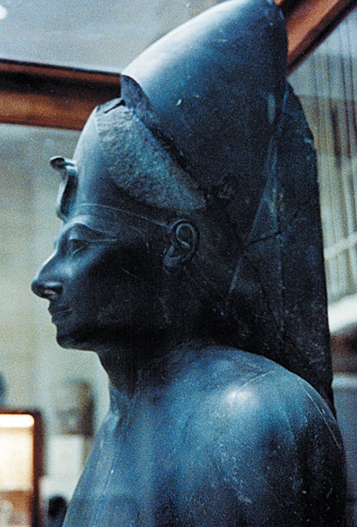 이집트 카이로 박물관에 있는 투트모세 III세 동상