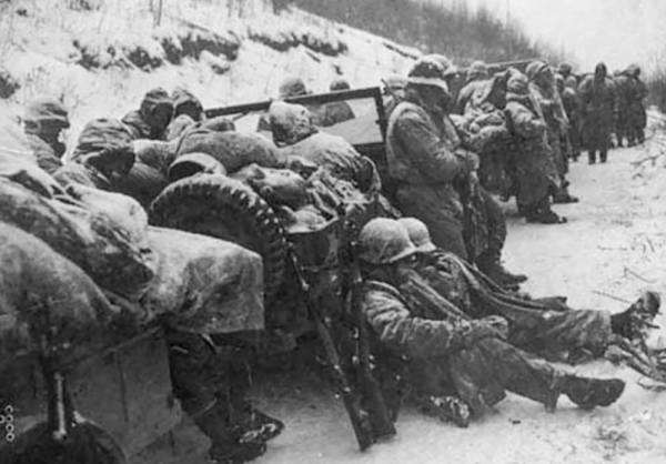 1950년 11월 장진호전투에서 미 해병 제1사단이 휴식을 취하고 있다. 미군들은 100일 전 다부동의 영상 35도의 더위 속에서 싸우다가 영하 35도의 추위와 싸워야 했다.
