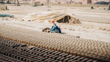 벽돌 가마에서 일하는 파키스탄 기독교인 노동자