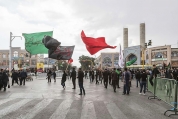 이란의 한 거리에서 깃발을 흔드는 이란 청년들