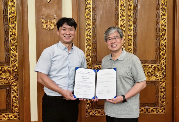 김익만 태국신학연구소 소장(왼쪽)과 김인선 한인세계선교사지원재단 사무총장(오른쪽)