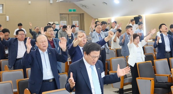 지난 제22회 공의와 사랑실천 구국금식기도회 참석자들이 기도하고 있다.