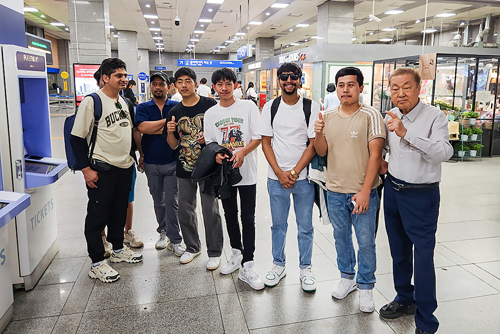 김윤규 목사가 외국인 이주민들과 기념사진을 촬영하고 있다.