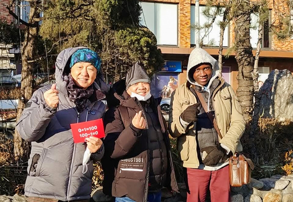 서울기독대학교 유학생들과 함께한 365일 틈새전도훈련 모습. 맨 왼쪽이 김윤규 목사