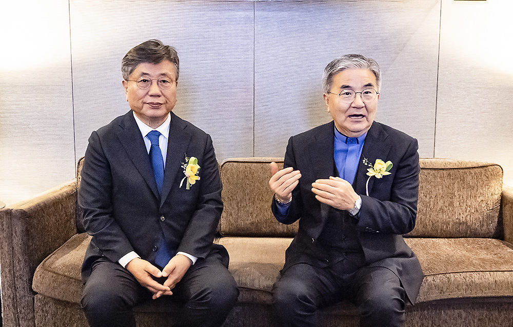 왼쪽부터 강대흥 사무총장, 주승중 법인이사장이 기자간담회에 참여하고 있다.