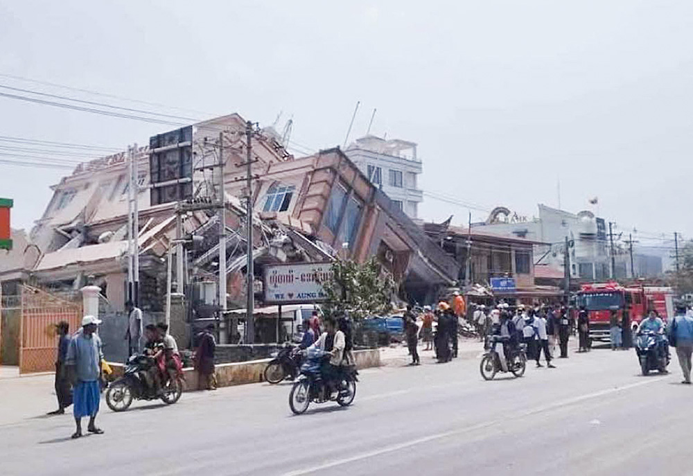 미얀마 강진으로 무너진 건물들