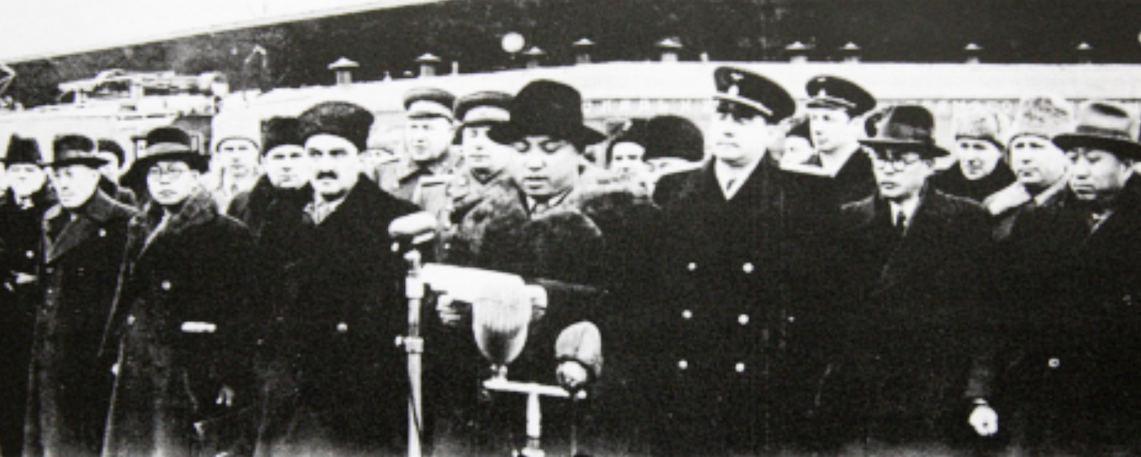 1949년 3월 김일성이 박헌영(왼쪽에서 세 번째)과 모스크바를 방문해 스탈린과 회담을 갖기 전 모스크바역 앞에서 연설하고 있다.