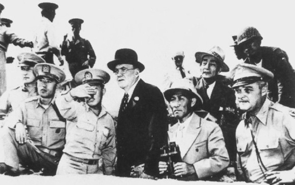 1950년 6월 18일 덜레스 미 군사 고문단이 38선을 시찰했다. 덜레스 고문 오른쪽에 쌍안경을 든 신성모 국방장관, 왼쪽에 손을 들어 설명하는 유재흥 7사단장