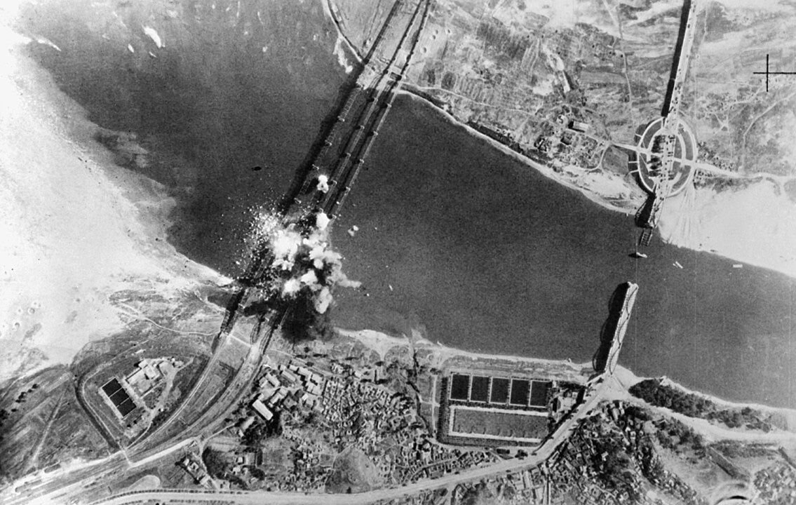 한강인도교(우측)가 폭파된 후 한강철교(좌측)가 폭파되고 있다.