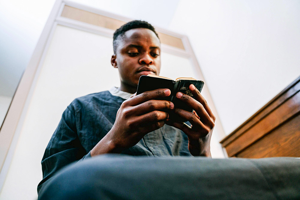 성경 읽는 남자