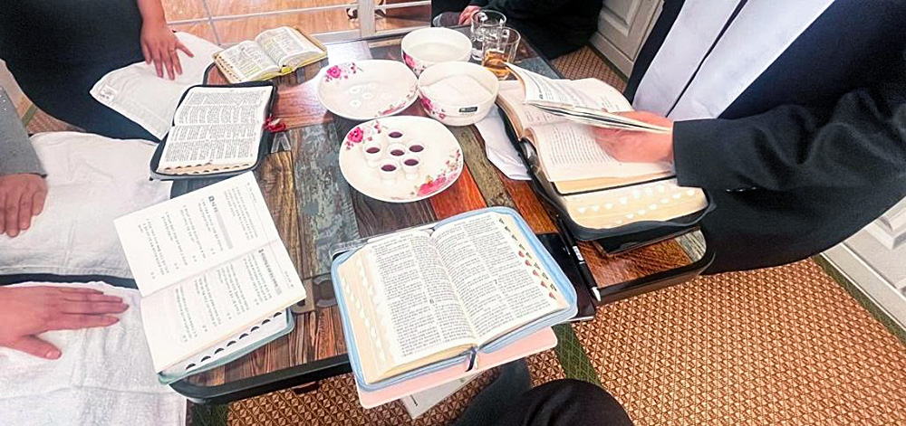 탈북 여성 성도들이 세례에 대해 배우고 있다.