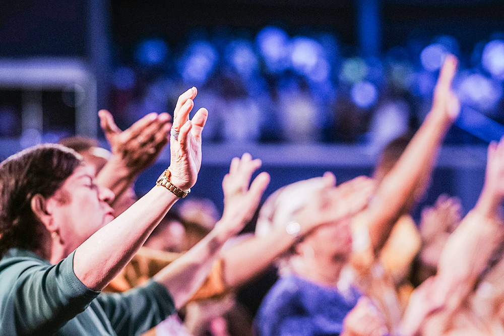 몸을 전후좌우로 천천히 움직이는 율동은 부교감신경에서 진정계의 활동을 증가시킨다. 반대로 빠른 목소리나 통성기도 등 매우 빠른 의례는 교감신경계를 움직인다.