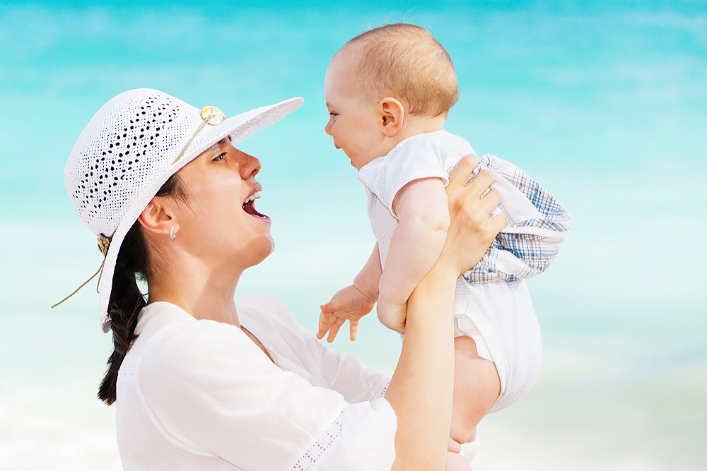 주로 전두엽과 두정엽에 있는 것으로 보이는 거울신경은 사회적 기능을 지원하며, 다른 사람이 무엇을 하고 있는지 뇌에 반영된다. 하품을 하고 웃는 것과 같은 특정 행동은 전염성이 있다.