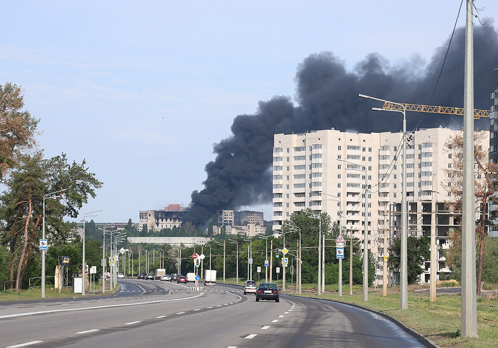 지난 6월 7일 러시아가 우크라이나 하르키우를  공격해 건물이 불타고 있다.