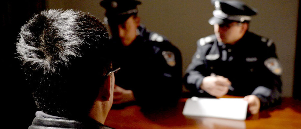 중국 당국의 조사를 받는 기독교인을 재연한 모습