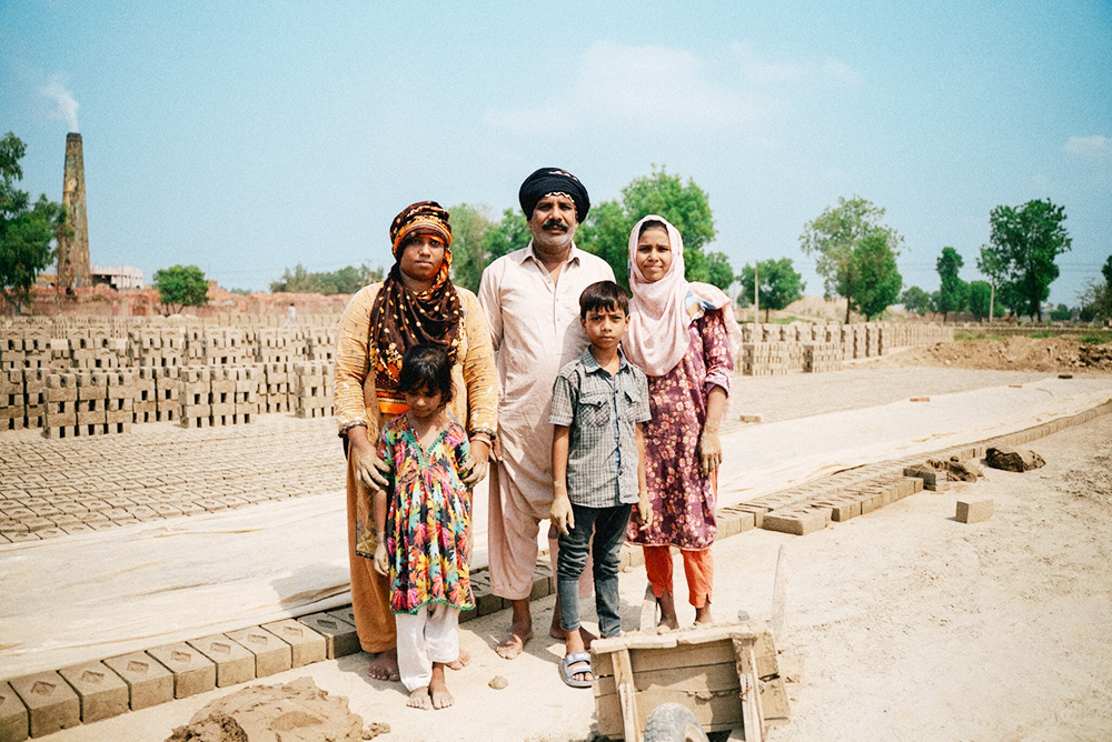 벽돌공장의 노예에서 벗어난 파키스탄 기독교 가정
