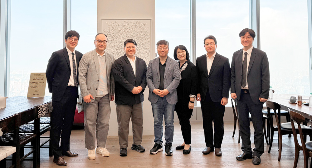 KWMA와 G&M 재단 관계자들이 기념사진을 촬영하고 있다.