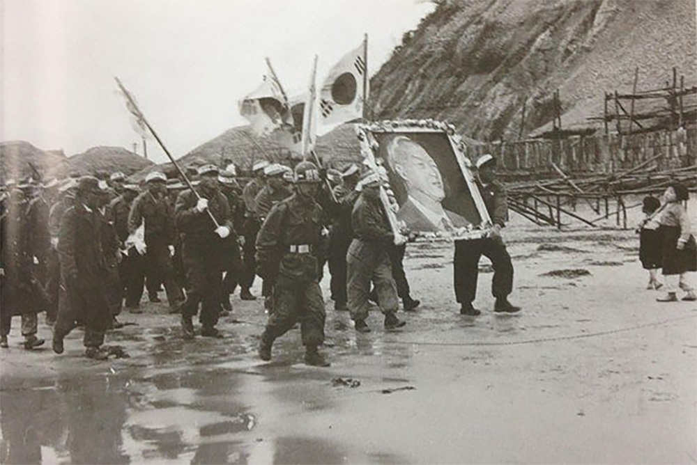 1953년 6월 18일, 마지막으로 석방된 반공포로들이 이승만 대통령 사진을 들고 나오고 있다.