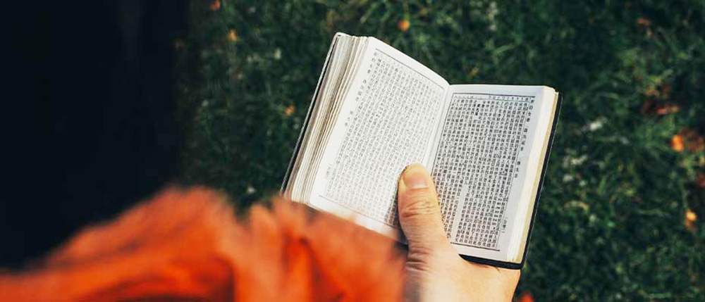 성경을 읽고 있는 중국 기독교인