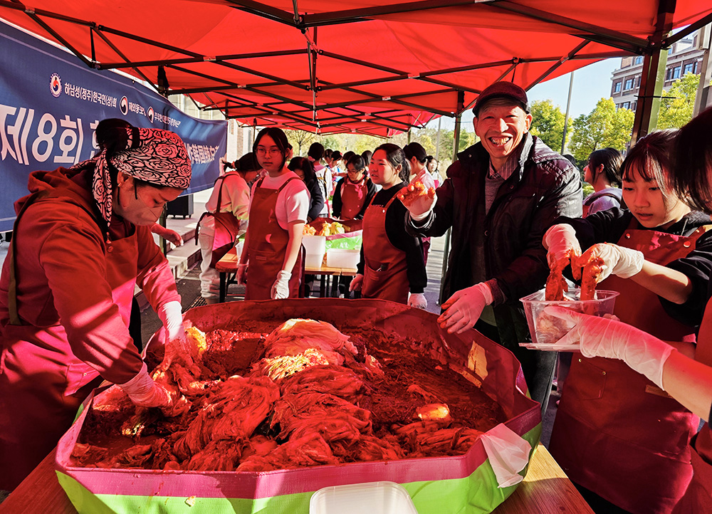 정주국제학교 제8회 한국문화축제 김치 담그기 행사