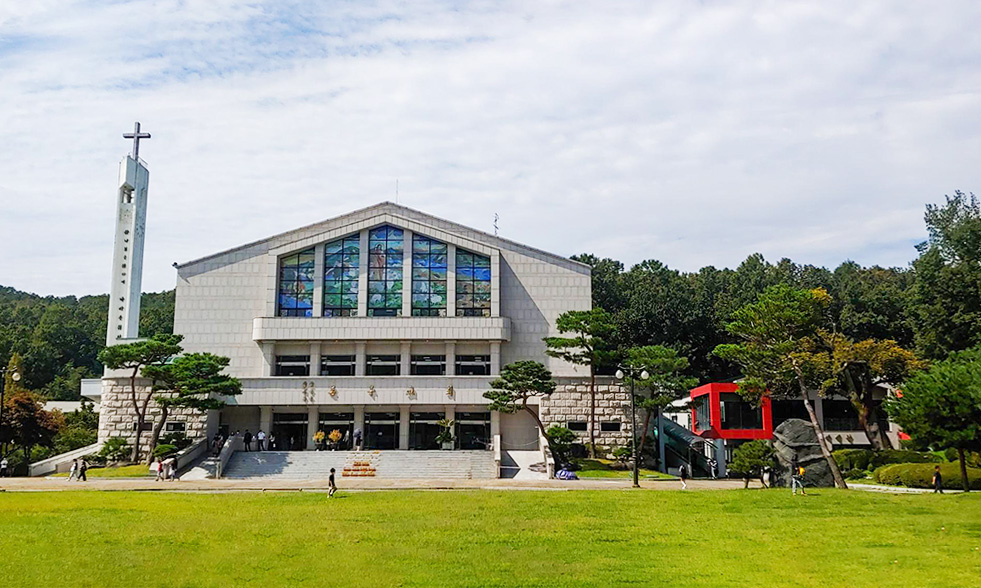 올해 30주년을 맞이한 육‧해‧공군 본부교회 전경