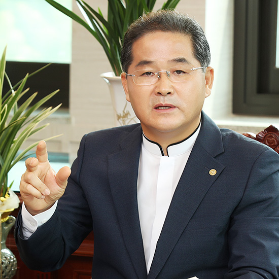 김동연 목사는 “영역 주권에 따르면 기업과 직장은 교회의 하위 기관이 아니라, 하나님 통치 아래 있는 고유한 ‘신앙의 영역’이라고 말한다”며 “이 균형이 회복될 때 교회는 사회적 신뢰를 회복하고, 기업은 윤리적 깊이를 얻으며 도덕적 해이가 없어지고, 성도는 분열된 삶에서 통합된 삶으로 나아갈 수 있다”고 강조했다.