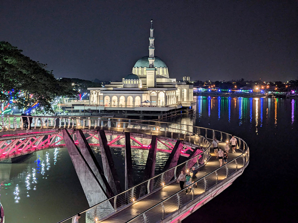 말레이시아 쿠칭시 사라왁 강 유역의 유명 관광 명소의 모스크. 동남아의 대표적인 이슬람 국가인 말레이시아, 인도네시아에서 이슬람이 입지를 강화하고 있다.
