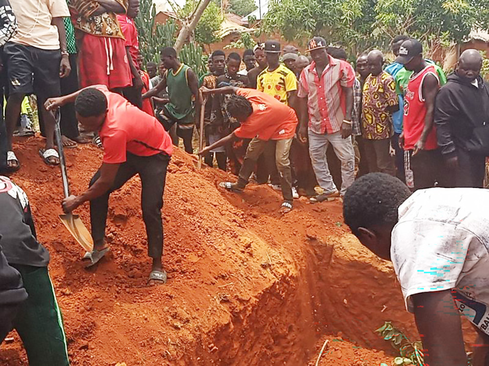 나이지리아 성도들이 희생자들의 장례를 준비하고 있다.