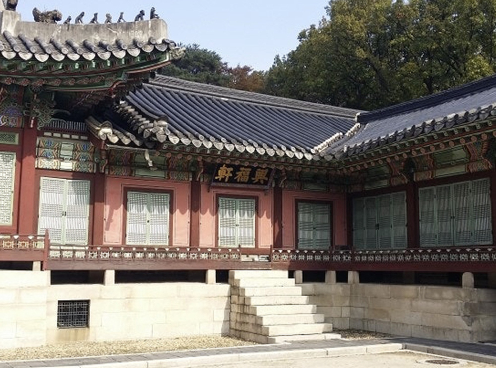 창덕궁 대조전의 동쪽 부속건물인 흥복헌(興福軒)은 1910년 경술국치를 결정하는 대한제국의 마지막 어전회의가 열린 장소다.
