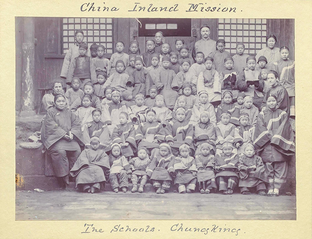 1890년대 중국 쓰촨성 동부 충칭의 CMI 학교 학생들과 선교사들