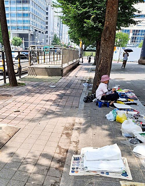 3일 90대 할머니가 폭염 속에서도 노점을 지키는 모습