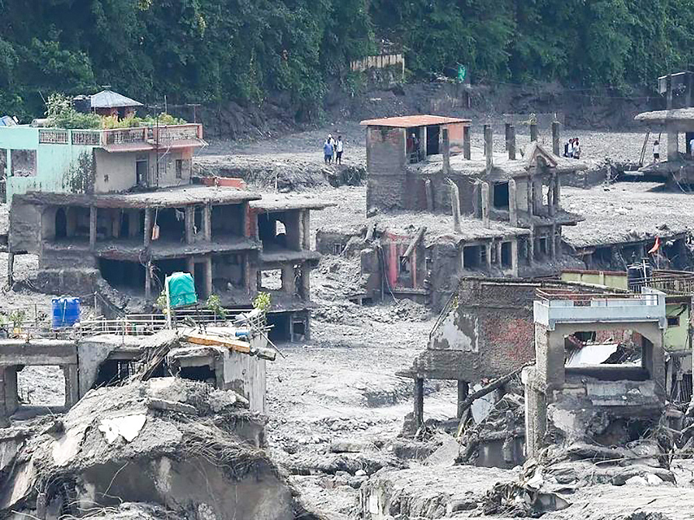 지난 26일 네팔 대홍수로 발생한 급류에 폐허가 된 강 인근 마을
