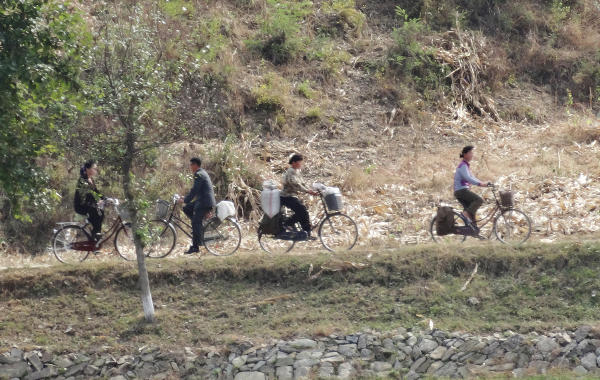 자전거 타는 북한 주민들